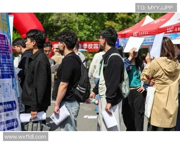 香港01报道：政府推新措施助力青年就业 市场反响不一专家提出不同看法
